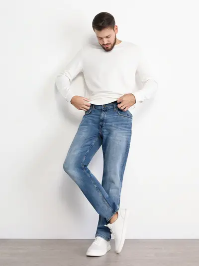 Джинсы классические голубого цвета из смесового хлопка